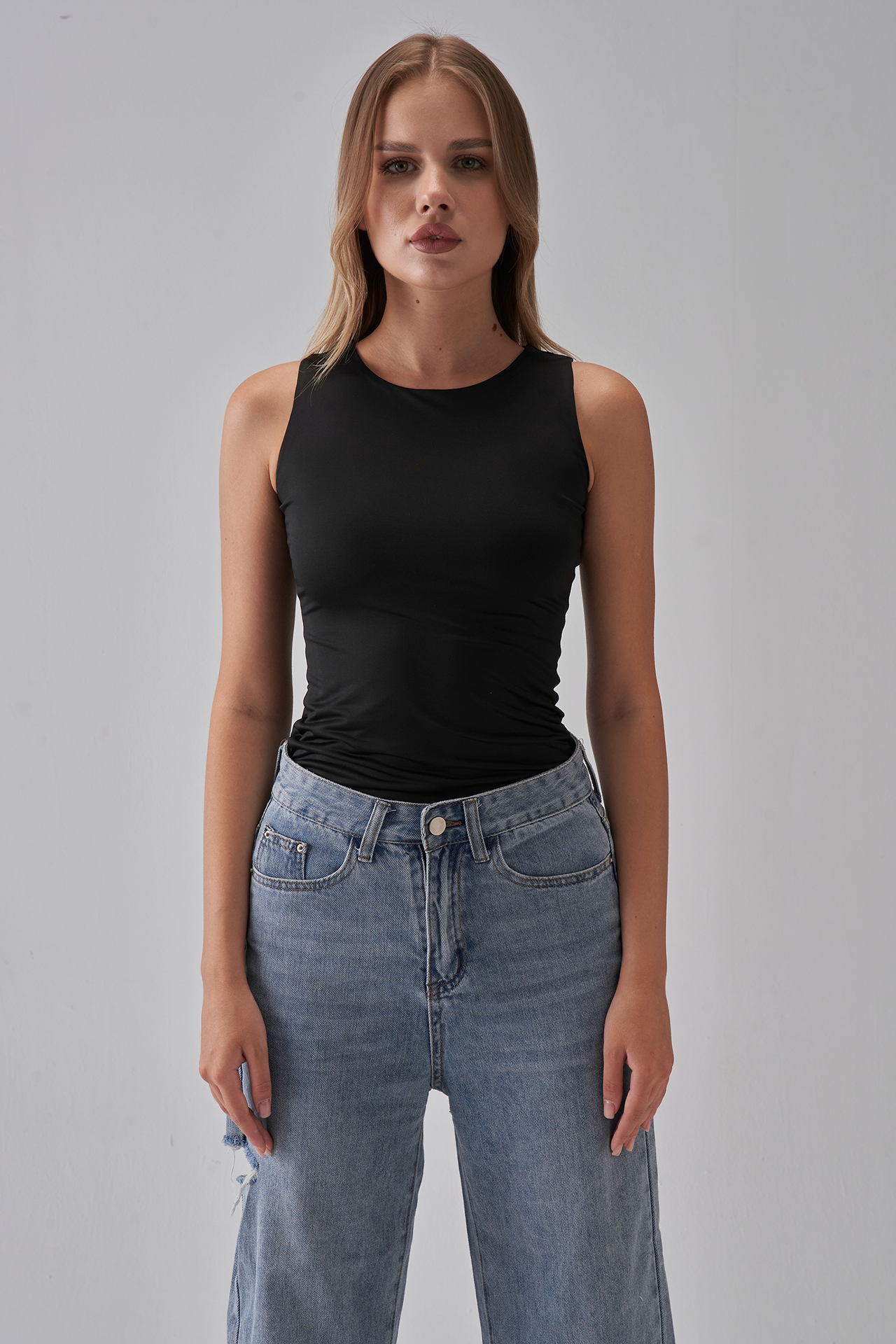 توب بدون أكمام بياقة دائرية