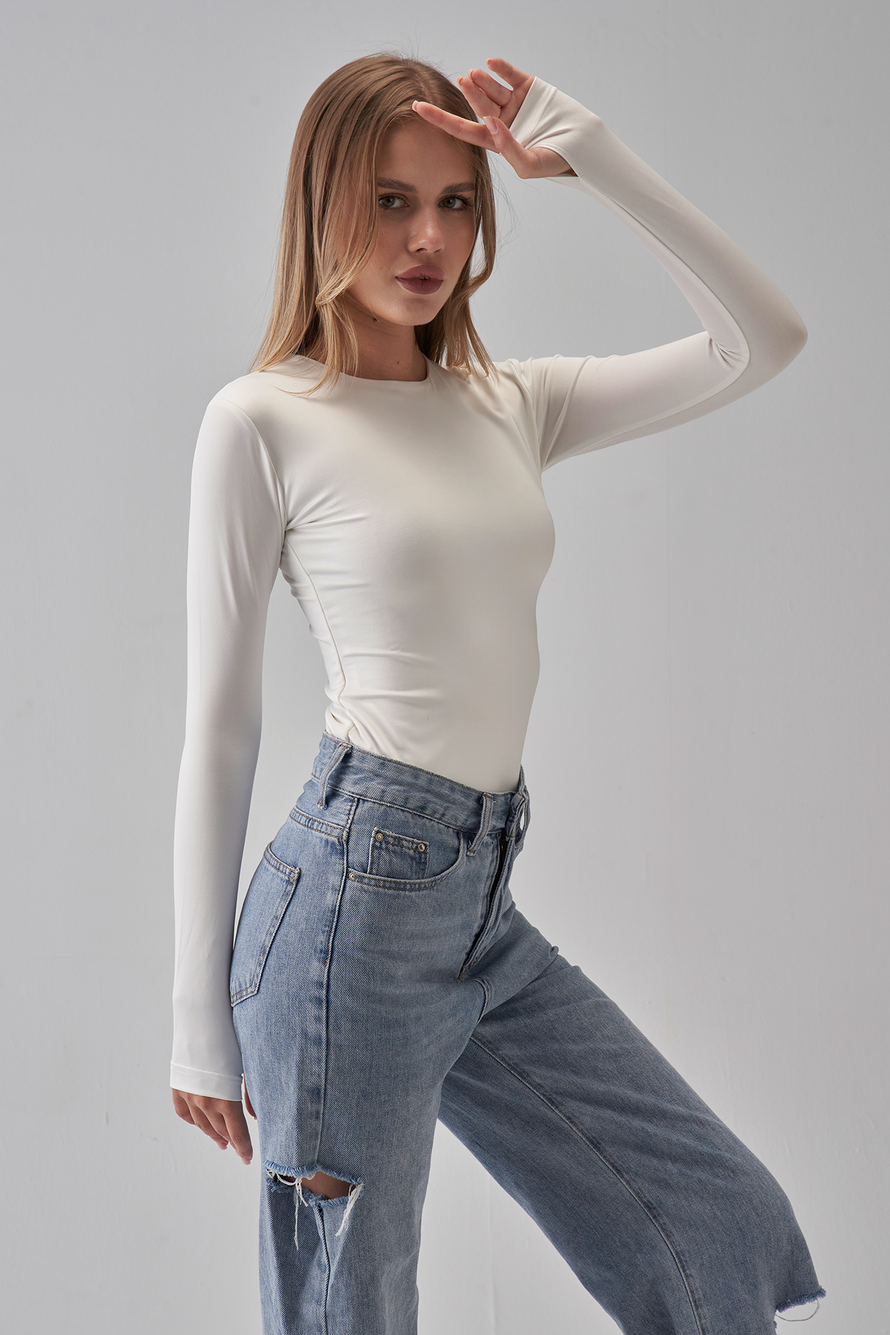 توب بأكمام طويلة بياقة دائرية