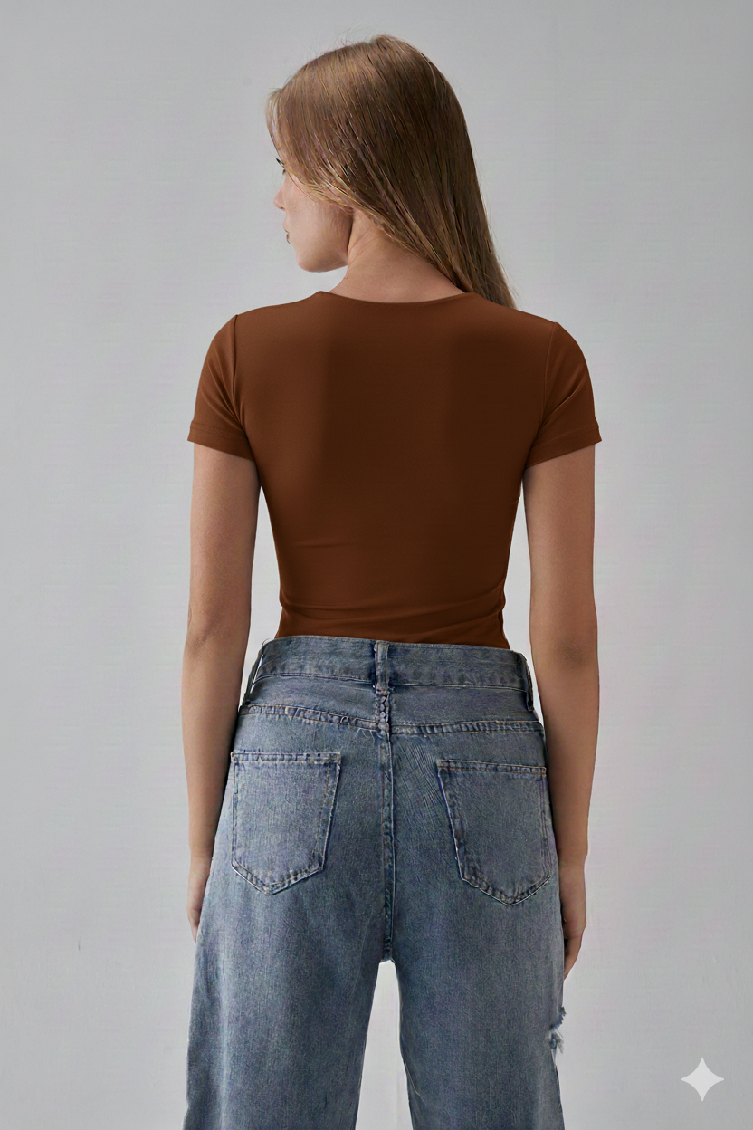 توب بأكمام قصيرة بياقة دائرية