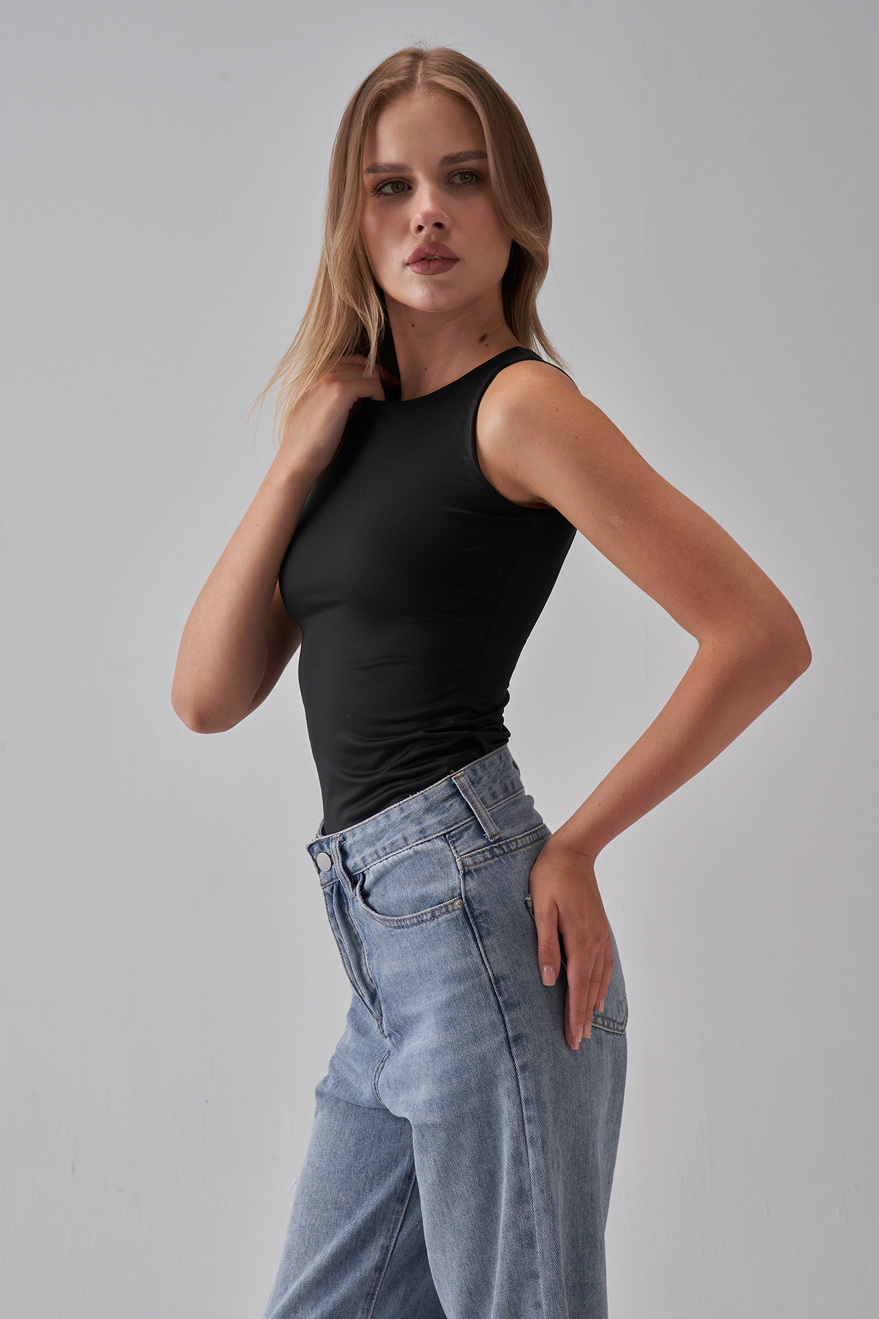 Round-Neck Tank-Top - Black