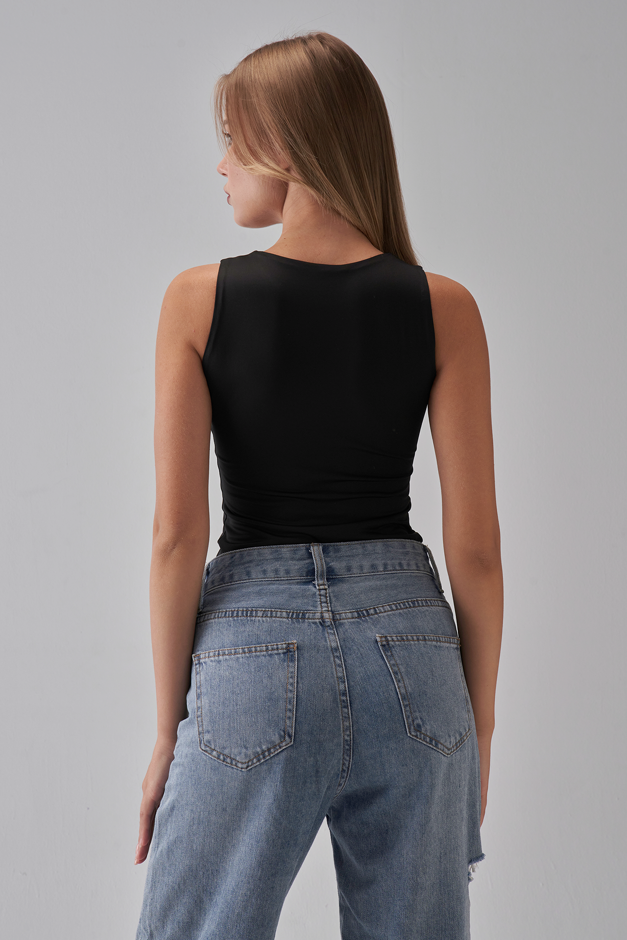 توب بدون أكمام بياقة دائرية