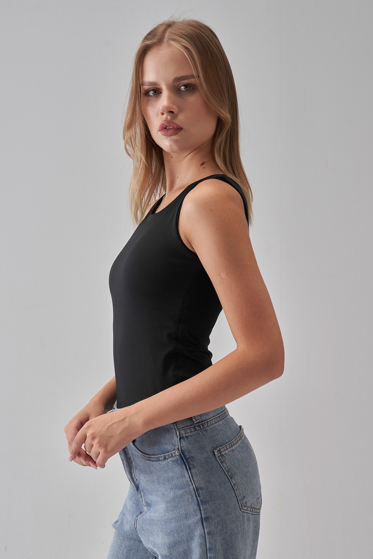 Square-Neck Tank-Top - Black